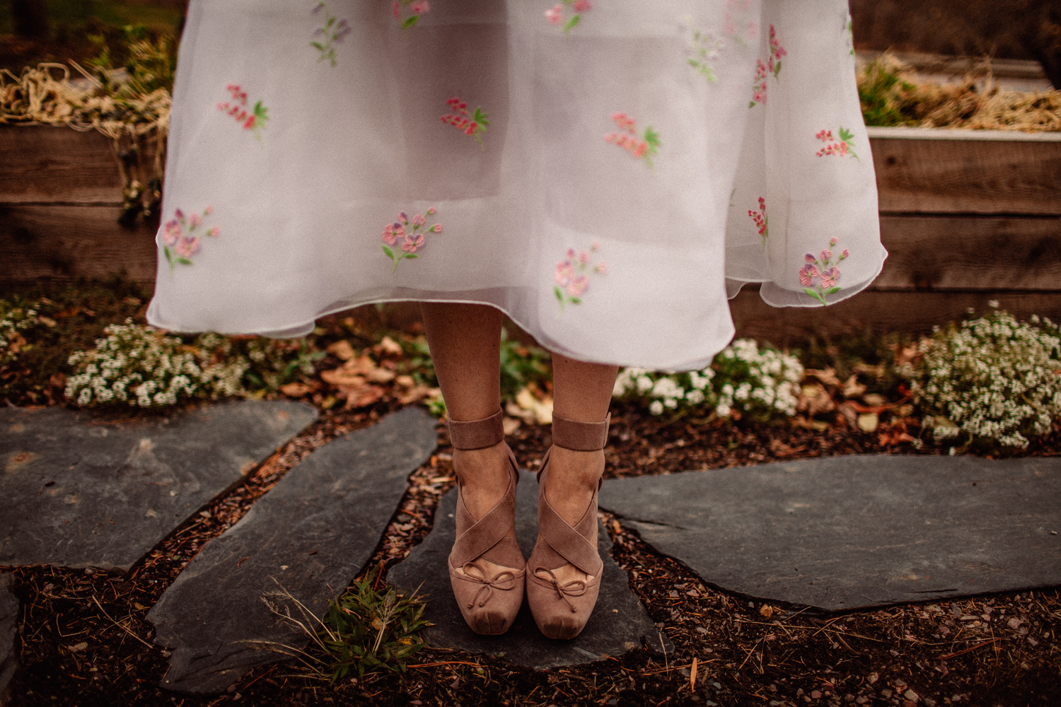 doir wedding shoes outside